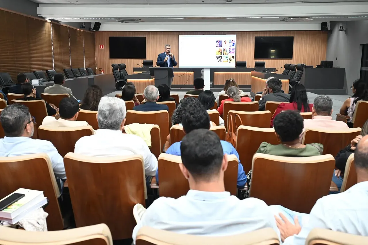 Debate sobre a implantação da Universidade Estadual de Sergipe no auditório do TCE-SE